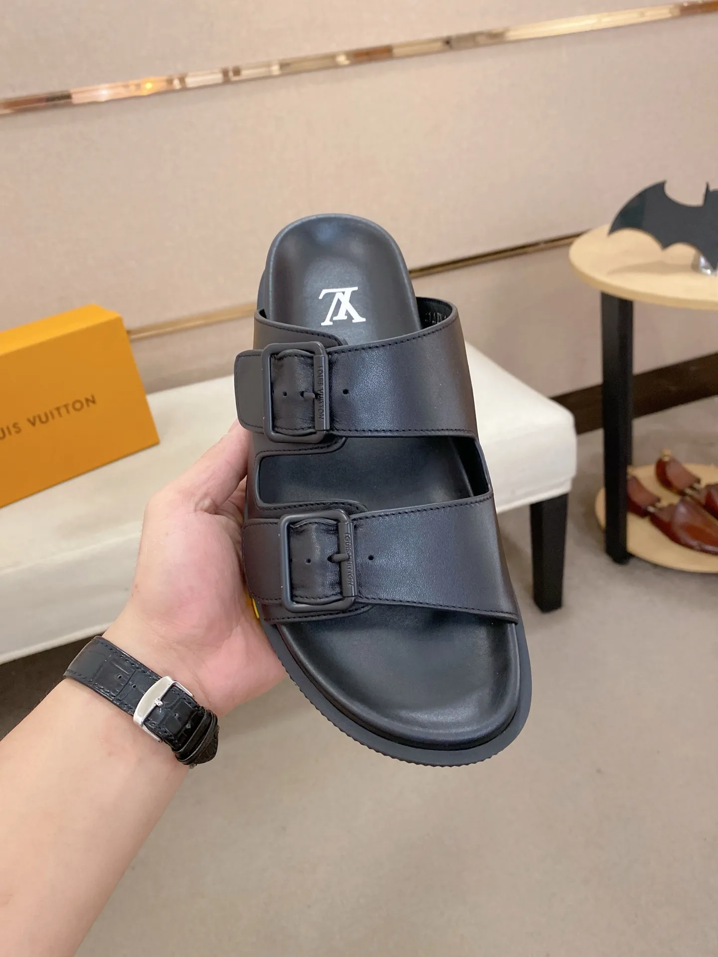 Factory price: 420💰Made by LV🔍Top purchasing agent. Men's spring and summer slippers are available at the same counter. The uppers are made of cowhide imported from Italy. High-quality craftsmanship, soles: original soles specially provided by the original factory, exclusive movable molded soles are super comfortable, original factory follow-up goods, 🔍🔍high quality, can be entered and exited the counter at will, welcome to compare, code number 38-44. Can be customized45
